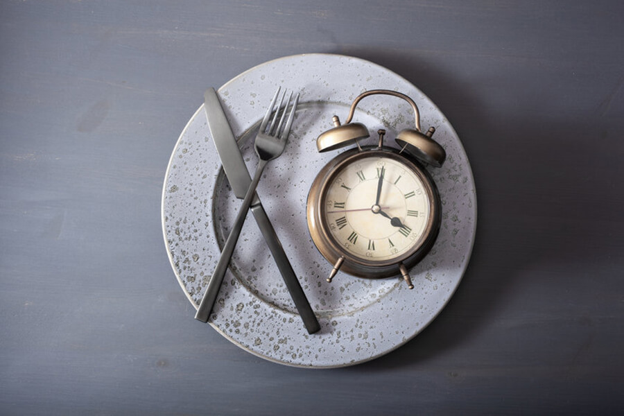 Plate clock fork and knife