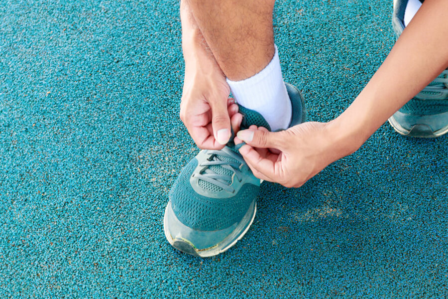 Runner tying shoes